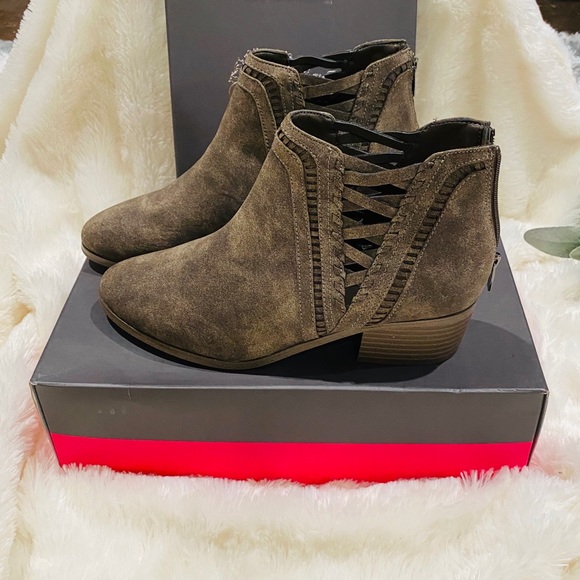 HP! Vince Camuto Pleun Ankle Boots - Picture 3 of 6